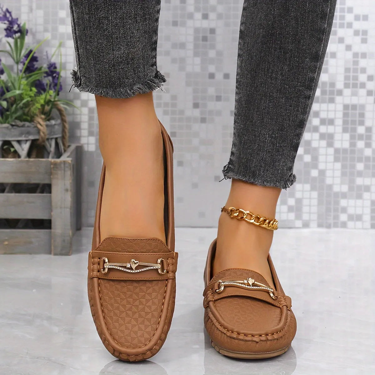 Homixa solid-color moccasins loafers with a decorative heart ornament on the front, showcasing a stylish and comfortable footwear design.