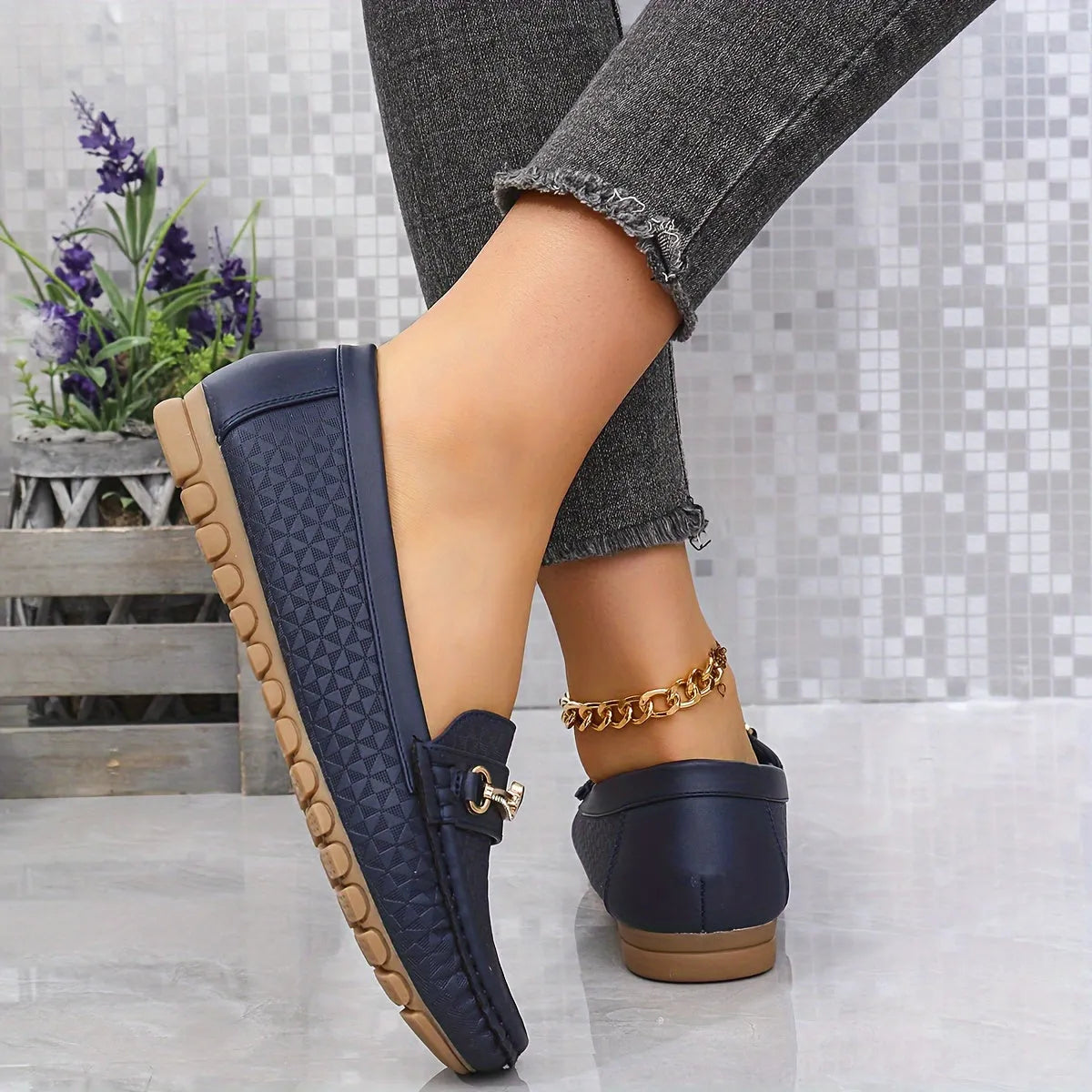 Homixa solid-color moccasins with a heart ornament, stylish loafers for casual and dressy wear, close-up of the detailed design