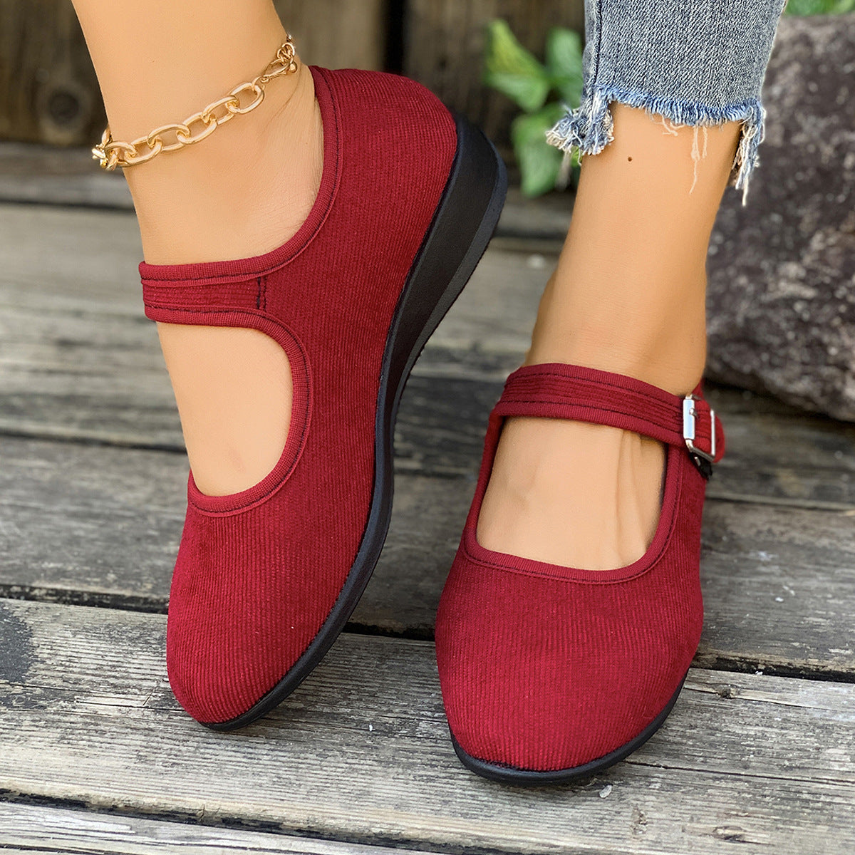 Homixa women's Mary Jane shoes with buckle detail, stylish black mary jane shoes featuring a classic strap and buckle.