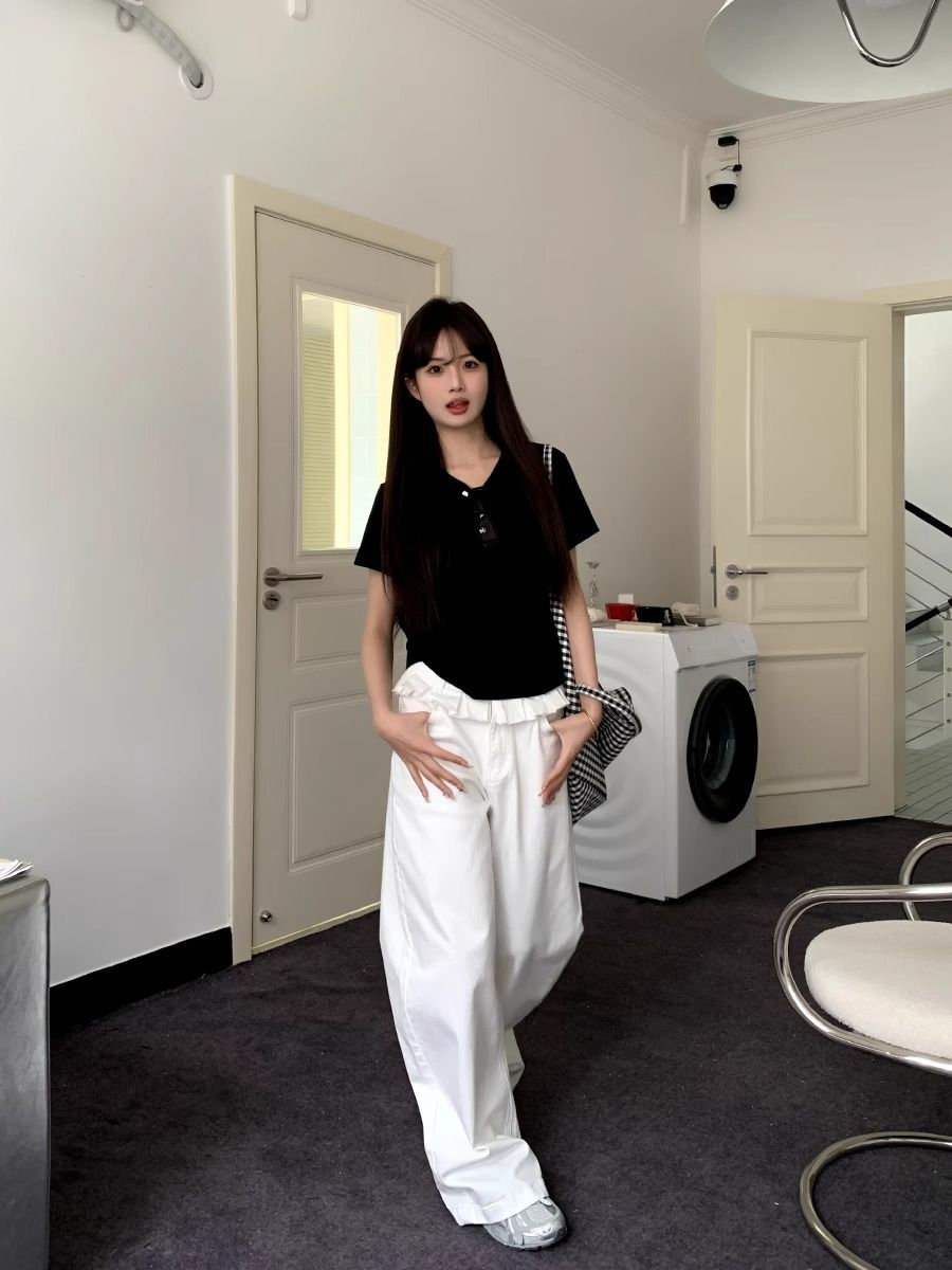 Loppist PAISLEY™ wide-leg jeans with elegant lace trim, showcasing their relaxed fit and stylish design.