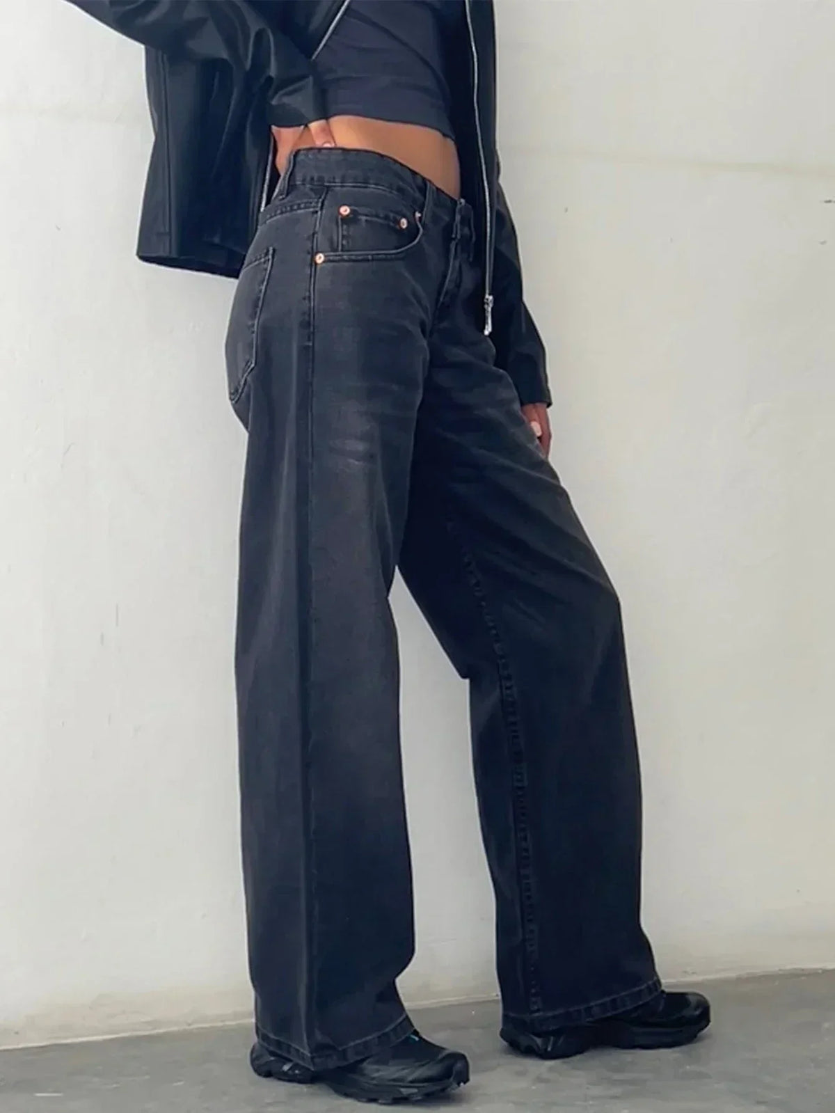 Loppist SYLVAINE™ vintage casual baggy jeans with relaxed fit, classic denim wash, and stylish pocket details.