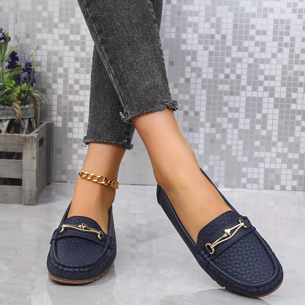 Homixa solid-color moccasins loafers featuring a heart ornament, with a close-up view of the stylish design and textured material.