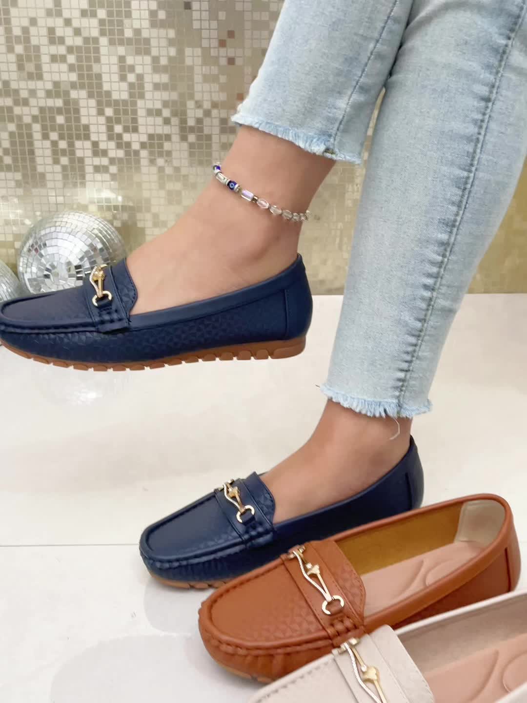 Homixa solid-color moccasin loafers with a decorative heart ornament, featuring a smooth finish and comfortable slip-on design.