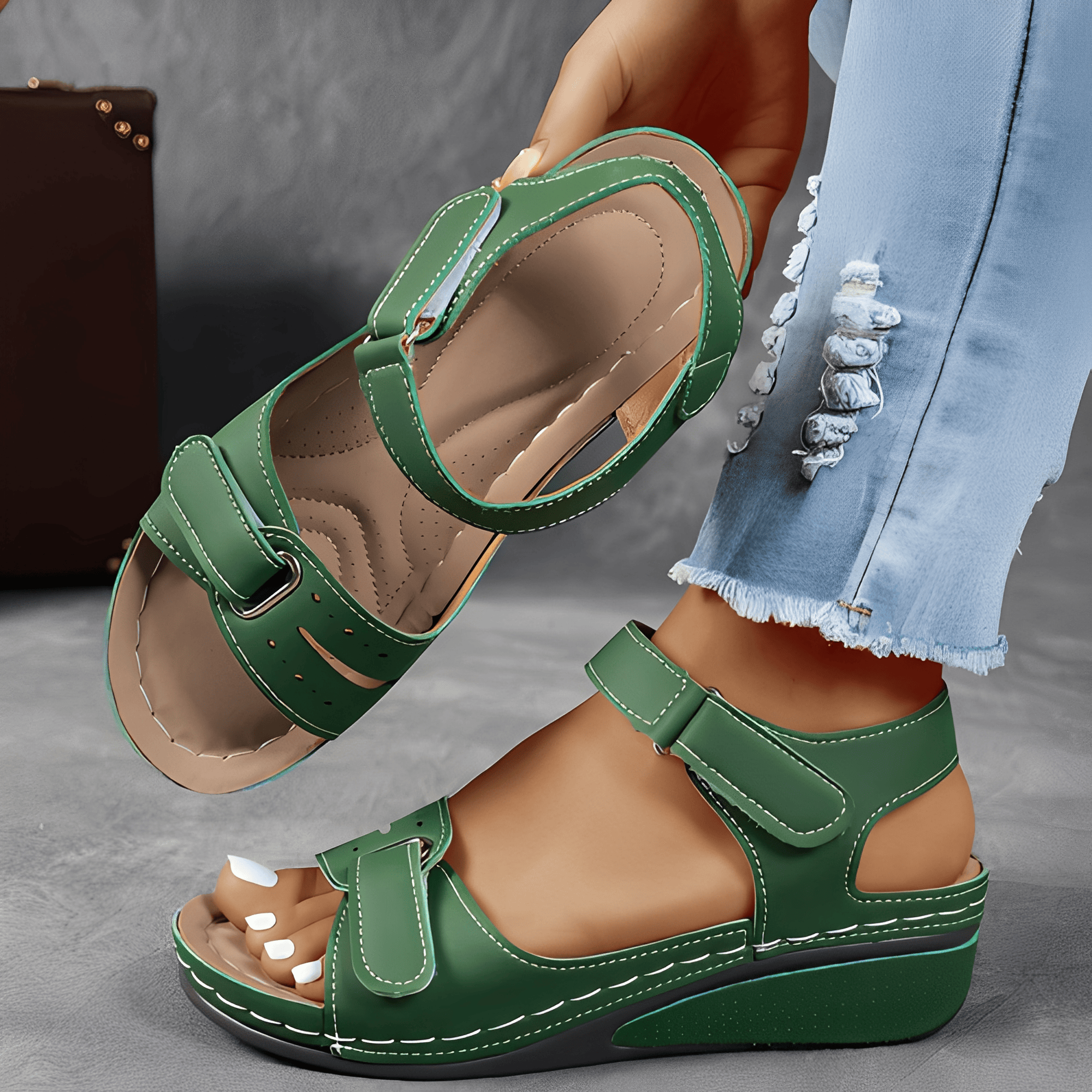 Women's beige sandals with supportive footbed from Mainz-Mode, perfect for summer casual wear and everyday comfort.
