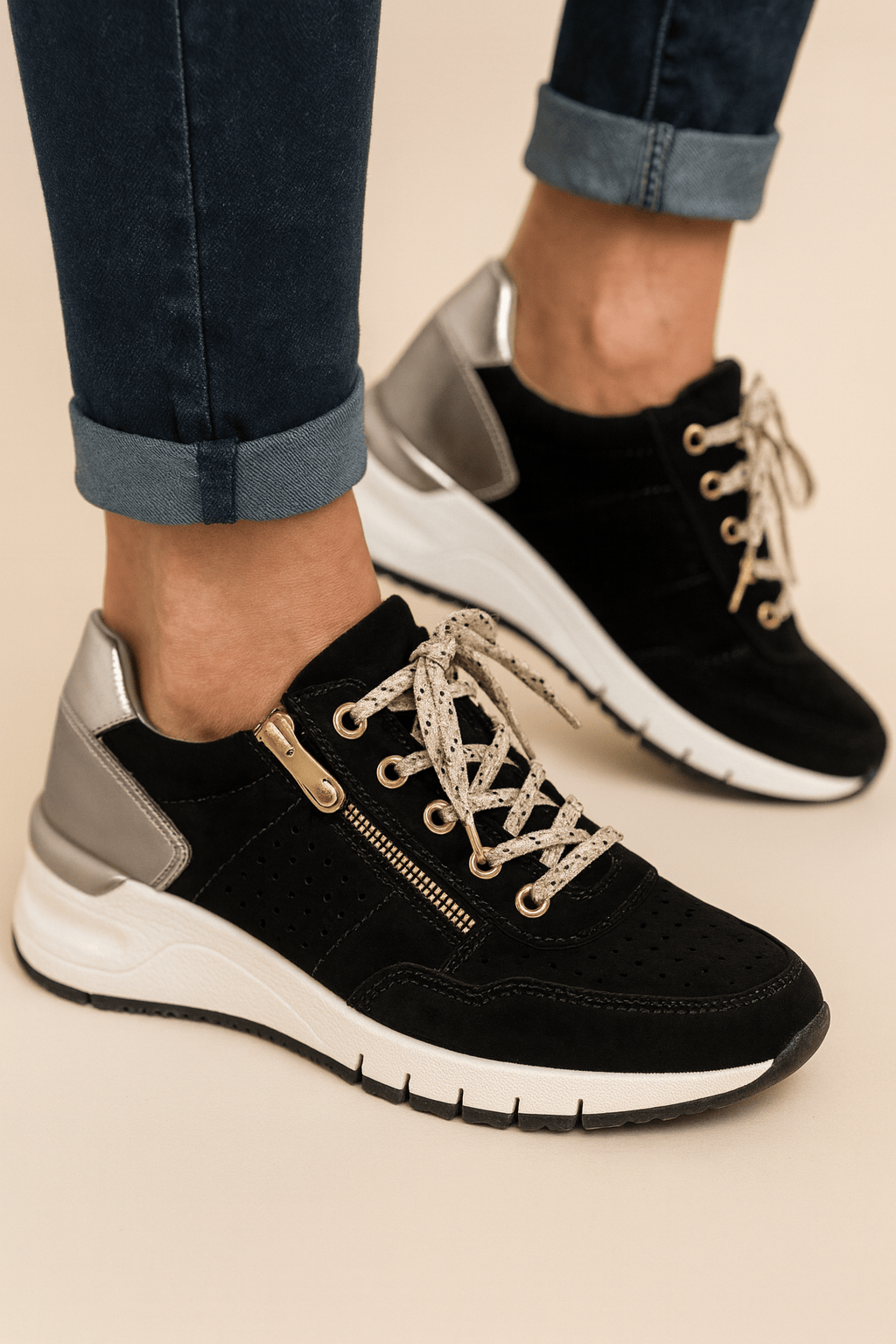Black Damen orthopädische Sneaker by Mainz-Mode featuring supportive, cushioned comfort shoes with a front view.