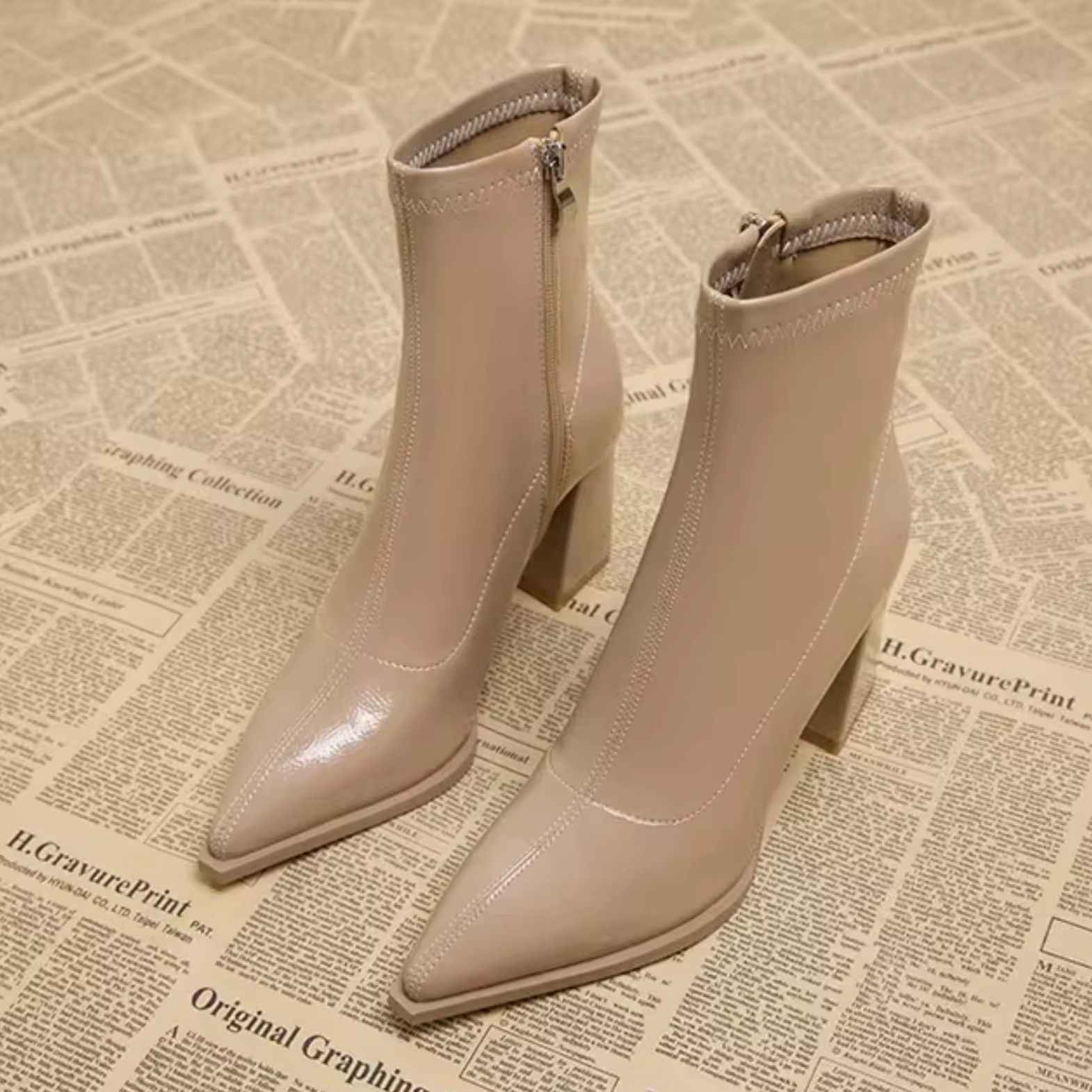 Homixa women's ankle boots with relaxed fit and pointed toe, showcasing stylish leather exterior and sleek design.