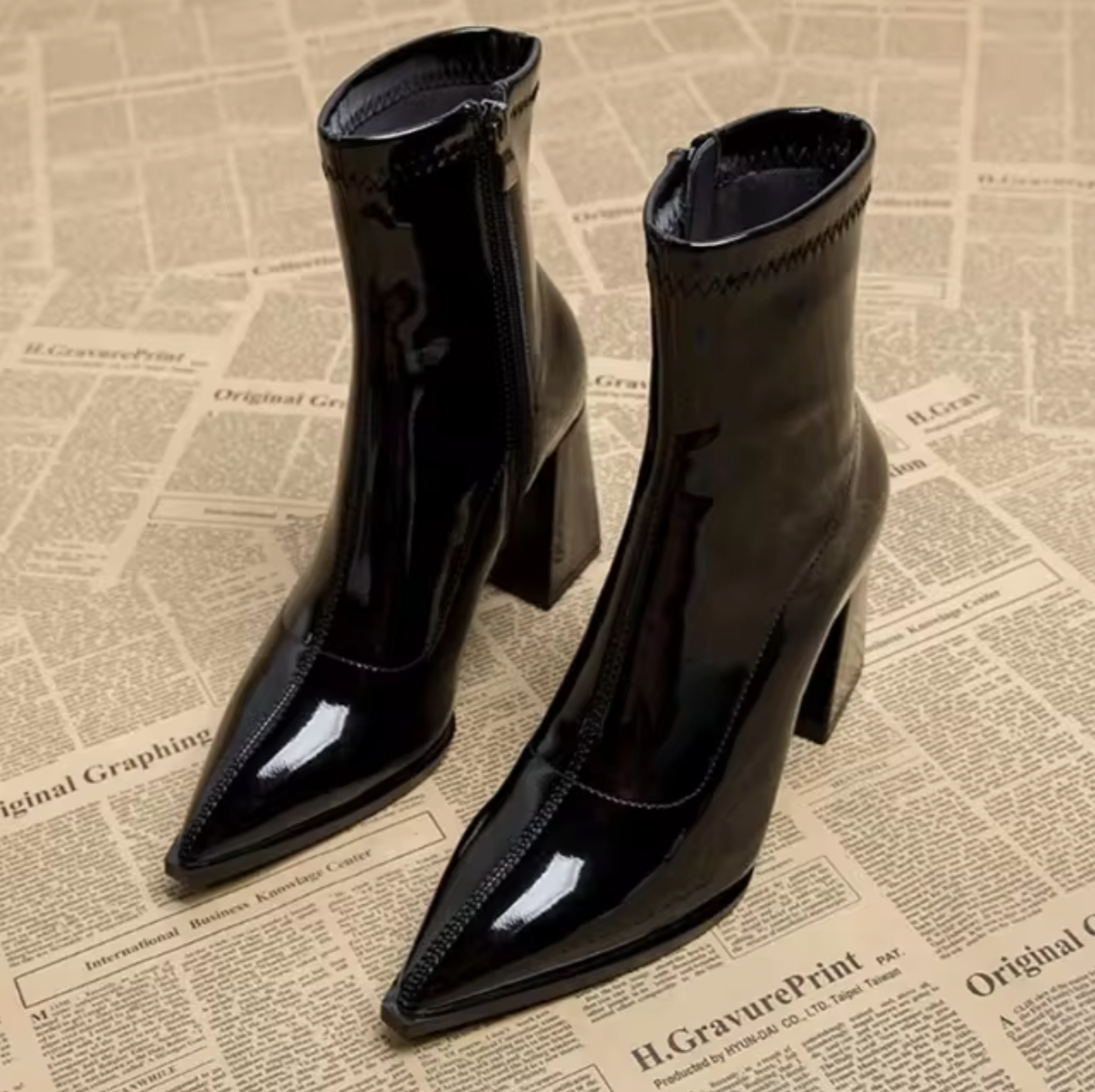 Homixa women's ankle boots with relaxed fit and pointed toe, showcasing stylish leather design and versatile fall footwear.