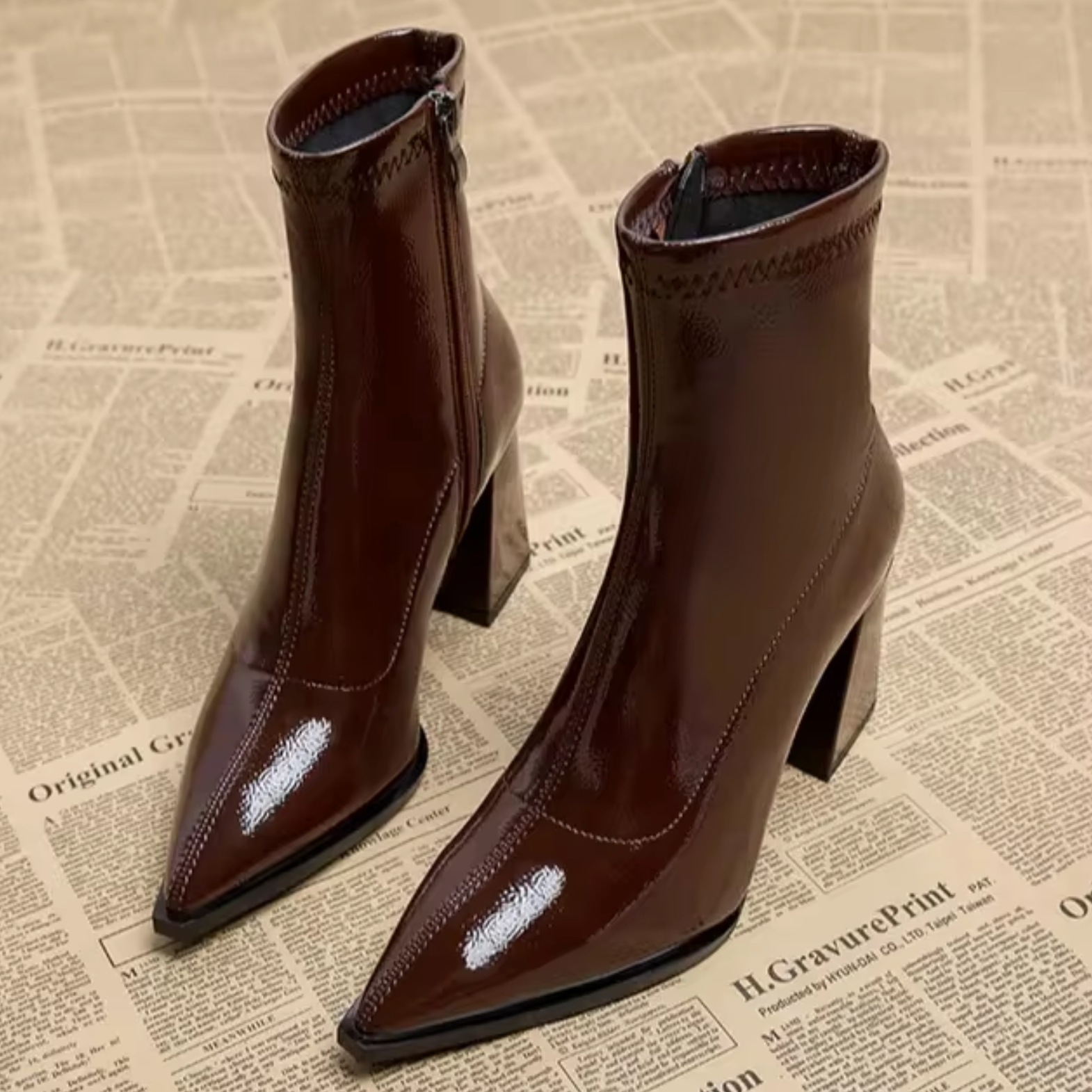 Homixa women's ankle boots with a relaxed fit and pointed toe, featuring smooth leather and stylish design.