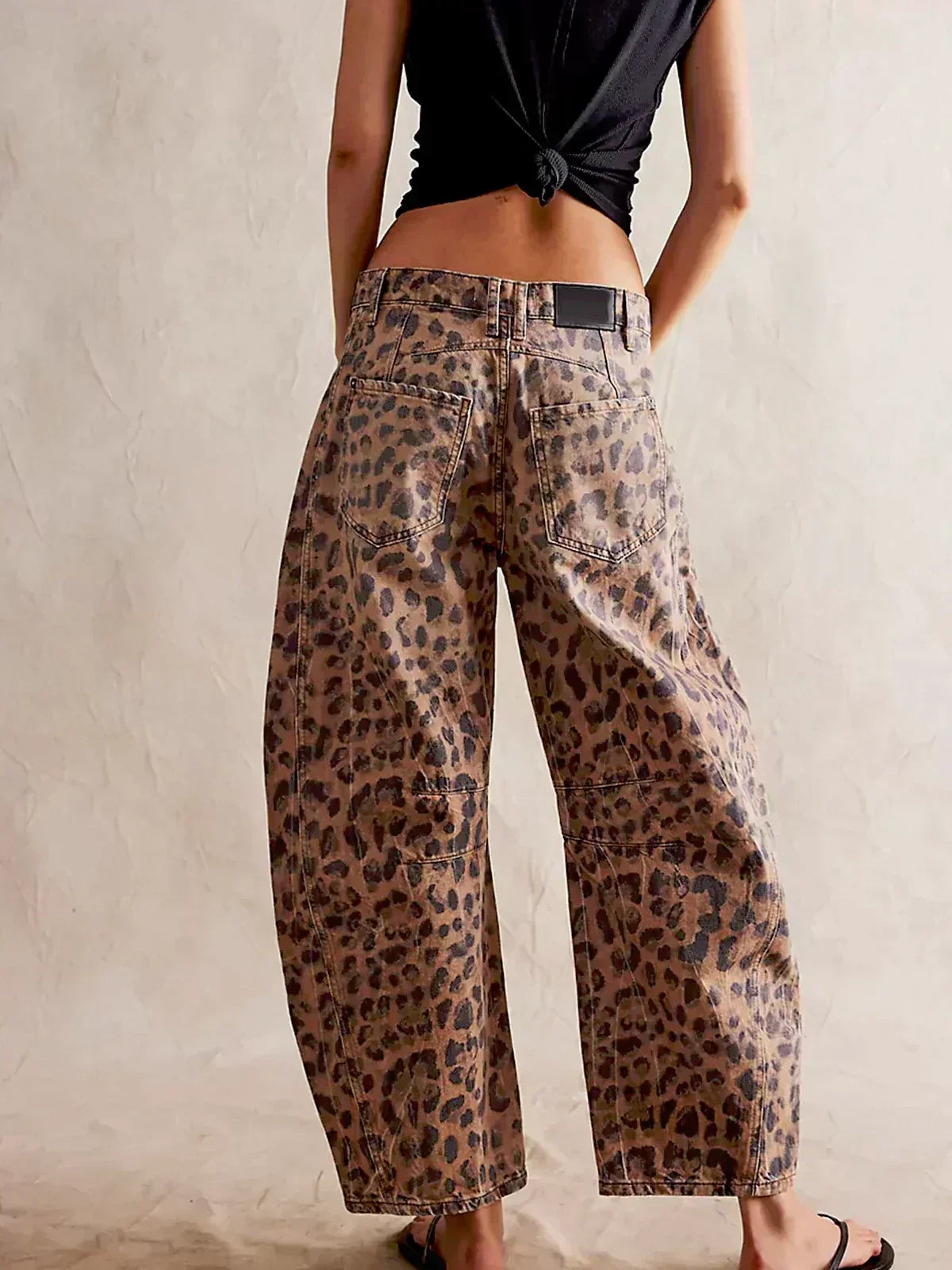 Women's high-waisted wide-leg jeans with belt loops and front pockets, featuring a relaxed fit by Homixa.