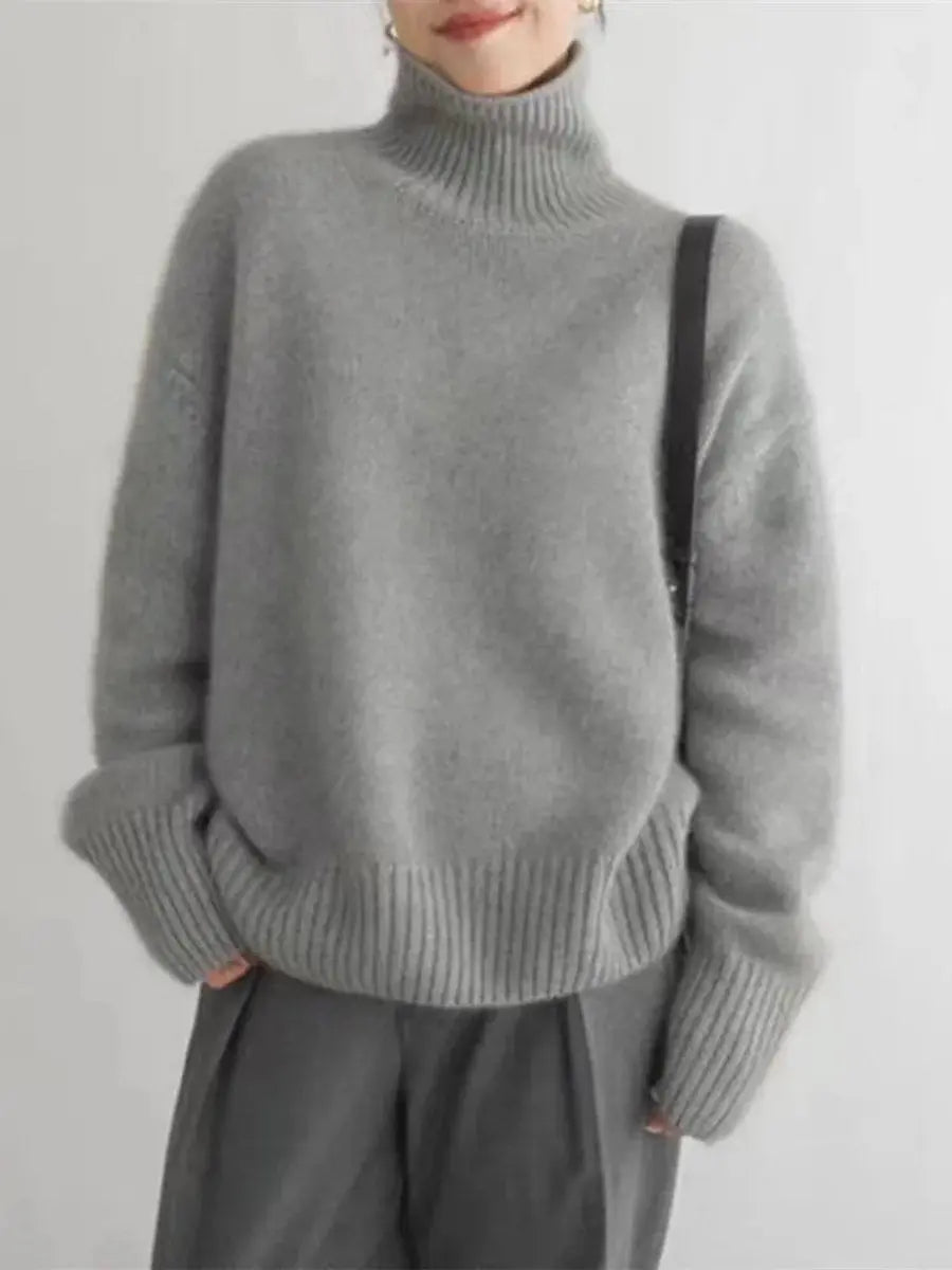 Women’s oversized cashmere-blend turtleneck sweater in fine-knit fabric, cozy and stylish from Homixa.