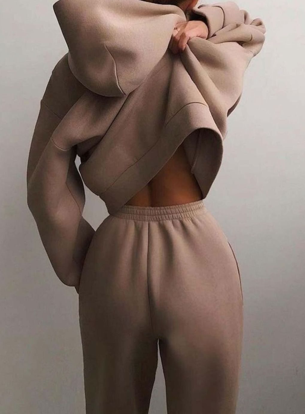 Women’s oversized knit tracksuit set by Homixa featuring a hooded sweater and matching jogger pants, shown in a relaxed fit.