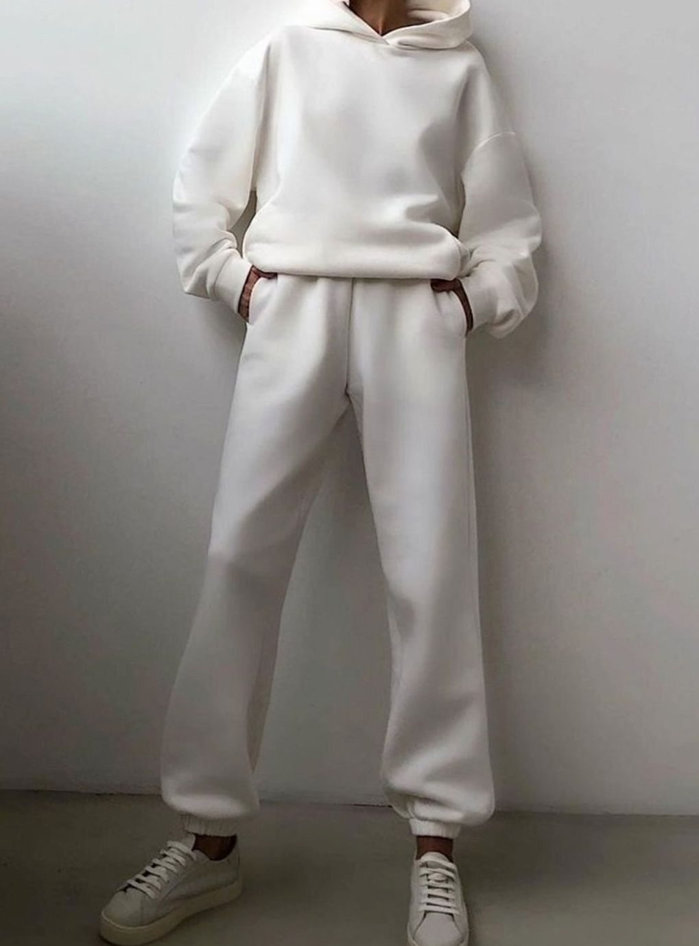Women’s oversized knit tracksuit set by Homixa featuring a hooded sweater and matching jogger pants, perfect for casual wear.
