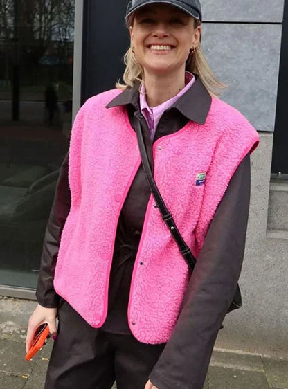 Homixa women's sleeveless fleece vest with snap-button closure and relaxed fit, shown in a casual outdoor setting.