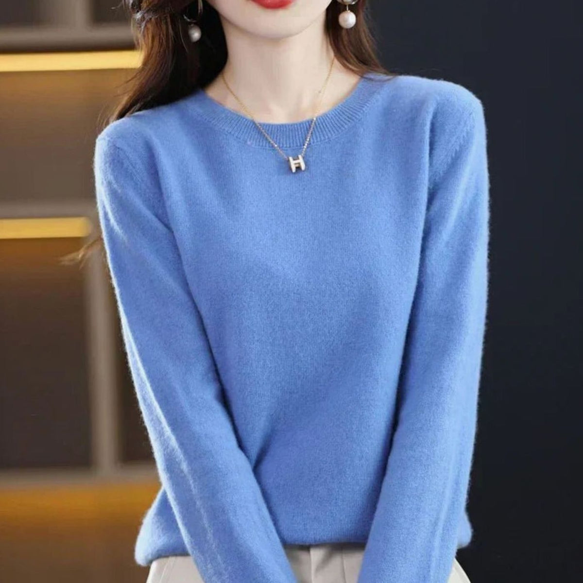 Women’s soft cashmere crew-neck sweater with long sleeves and breathable knit, featuring a classic round neck, by Homixa.