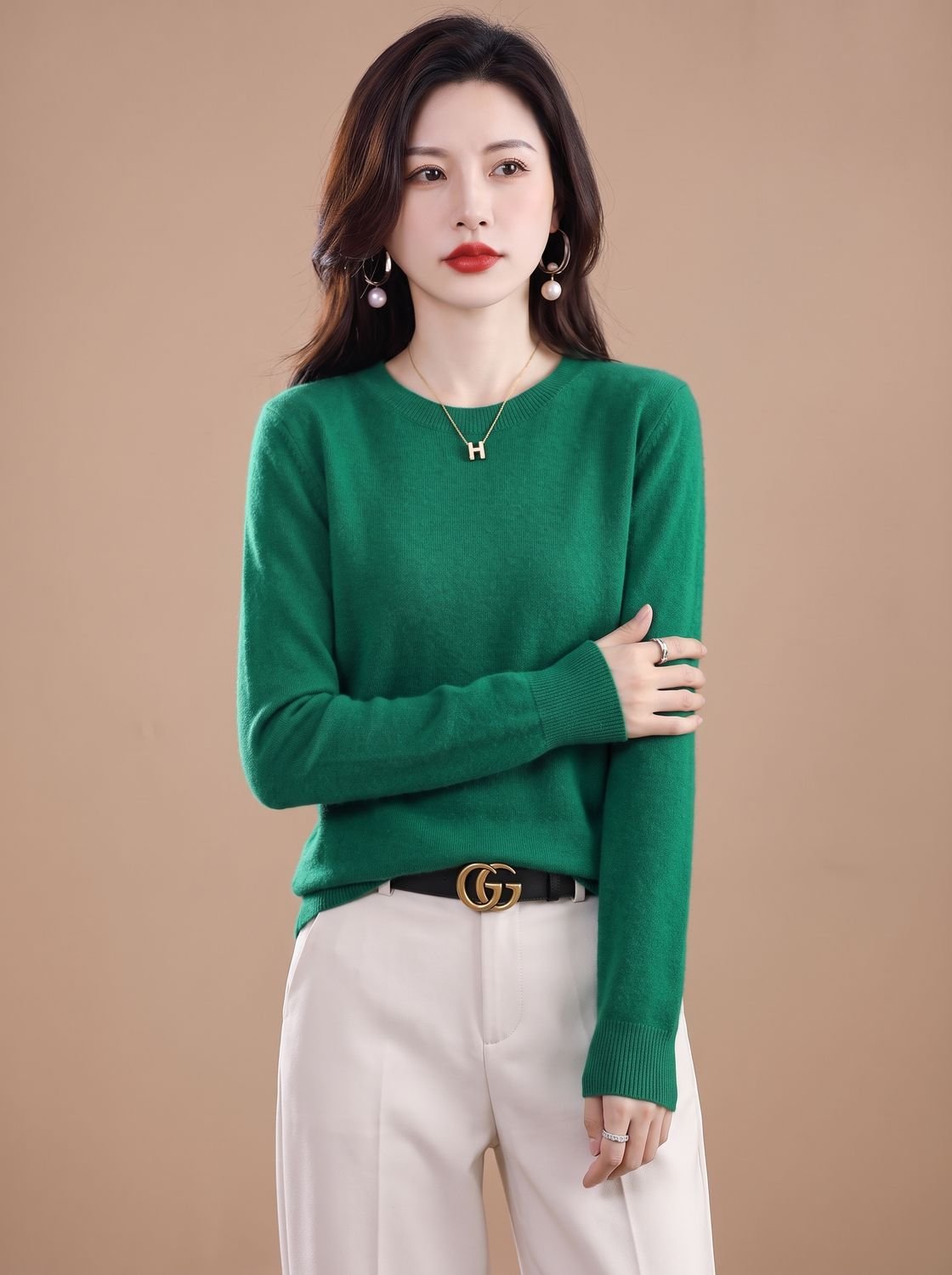 Woman wearing a beige Homixa women's soft cashmere crew-neck sweater with long sleeves and breathable knit fabric.